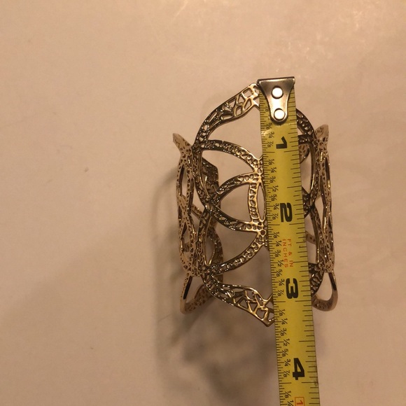 Rare, retired Kendra Scott gold cuff bracelet - Picture 5 of 5